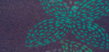 Mavi ve yeşil desenli mor bir kumaşın bulanıklığı çarpıcı bir renk ve doku oyunu ortaya çıkarmak için karmaşık bir şekilde katlanmış. Soyut tasarımlar ve kumaşla ilgili konular için uygundur