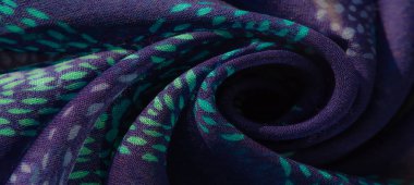 Görüntü. Katmanlı damalı yeşil kumaş, dokuma yapısını vurguluyor ve kumaşların üzerindeki ışık ve gölge karışımından derinlik ekliyor..