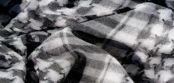 Karmaşık bir desen ve ince ağ detaylarına sahip gri ölçekli dokuma kumaşın bulanık yakın çekimi, katmanlı katmanları ve yüksek çözünürlüklü yumuşak, dokulu estetiği gösteriyor.