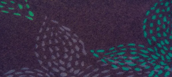 Işıltılı deniz mavisi desenleri ve karmaşık kıvrımları olan narin mor kumaş bulanıklığı büyüleyici bir ışık ve gölge gösterisi yaratıyor. Tasarım projelerine biraz zarafet katmak için ideal.