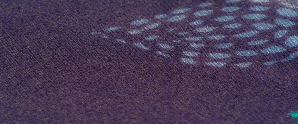 Yumuşak, şeffaf bir kumaşın bulanık mor ve yeşil noktalarla uyumlu bir karışımı, ruhani ve akışkan bir etki yaratıyor. Arkaplan ya da soyut tasarım projeleri için mükemmel