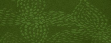 Yumuşak yeşil renkli bulanık kumaş, doğal dokuları taklit eden yapraksı desenlerle detaylandırılmış. Katlar bu sakin tekstile boyut ve derinlik ekler.