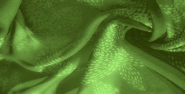 Bulanık yeşil kumaşın pürüzsüz ve akışkan dokusunu vurgular, organik, doğal görünüş, arka plan veya kaplama tasarımları için mükemmel olan karmaşık yaprak benzeri desenler içerir..