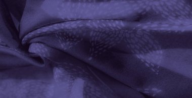 Belirsiz örtüşen desenleri ve yumuşak akışkan dokusu olan bulanık mor kumaş. Derin mor renk gizemli ve lüks bir his ekler. Çeşitli projelerde tasarım elementleri için idealdir.