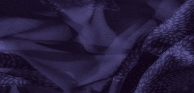 Pürüzsüz, derin mavi kumaş, akışkan, doğadan esinlenilmiş desenler, büyüleyici bir etki yaratıyor ve tüm görsel çalışmaların estetiğini yükseltiyor..