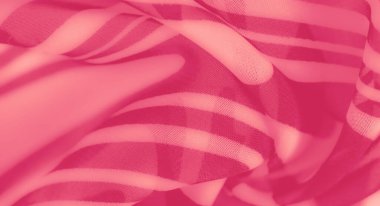 Saf kumaşta dönen bulanık pembe çizgiler yumuşak dokular, pürüzsüz kıvrımlar ve canlı tonlarda büyüleyici bir etkileşim yaratır, benzersiz modern tekstil estetiğini yansıtır..