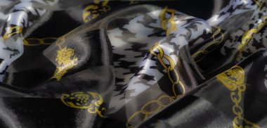 Bulanık, yumuşak turuncu kumaş. Zarif çiçek motifleri ve beyaz doğrusal desenleri var. Kumaşlar pırıl pırıl ve pürüzsüz katlar lüks ve sıcak bir estetik yaratıyor..