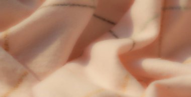 Bulanık, koyu renkli ve yeşil aksanlı soluk pembe tekstil, yumuşak kumaş girdapları ve hafif gölgelerle yumuşaklığını arttırıyor..