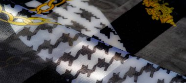 Karmaşık altın zincir motifleri olan parlak siyah beyaz tekstil bulanıklığı. Lüks kıvrımlar ve kalın desenler sanatsal ve zarif bir hava yayıyor..