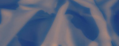 Yumuşak mavi kumaş, yumuşak kıvrımlı, sakin ve rahatlatıcı bir görsel etki yaratıyor. Madde ince ışığı yansıtıyor, pürüzsüz ve narin dokusunu vurguluyor..