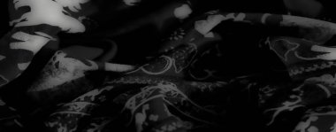 Dönen kıvrımlar ve egzotik hayvan desenleri içeren bulanık gri ölçekli kumaş, sanatsal ve stil sahibi bir görsel için karmaşık dokular ve monokrom estetiği birleştiriyor..