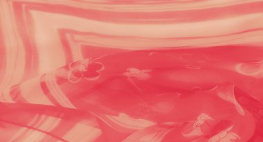 Akan pembe kumaşın bulanık, şeffaf beyaz çiçek desenleri var. Yumuşak kıvrımlar ve canlı renkler malzemeye bir hareket ve cazibe hissi ekler..