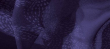 Bulanık, çivit renkli kumaşlar yumuşak, dalgalı kıvrımlı desenler sergiliyor. Sakinleştirici ve estetik açıdan memnun edici bir görünüm yaratıyor. Modern ya da soyut tasarımlar için ideal