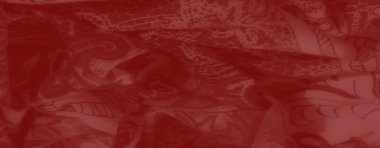 Zengin kırmızı tonlarda bulanık kumaş, kaliteli tekstil tasarımı için lüks ve yumuşak desenli çiçekleri ve desenleri vurguluyor..