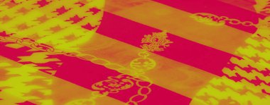 Canlı sarı ve kırmızı desenli kumaş bulanıklığı süslü çiçek ve zincir motifleri, cesur geometrik houndstooth arka planı, sıcak ve enerji dolu.