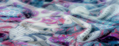 Koyu siyah, beyaz ve mor desenli, koyu kırmızı ve mavi aksanlı, dokulu zarafet ve süslemeli kumaştan oluşan bulanık kumaş.