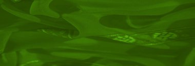 Görüntü, çiçekli ve geometrik desenli yeşil dokuları, dinamik ve canlı bir görünüm oluşturarak görüntüler. Vurgulamalar ışıltılı detayları arttırır.