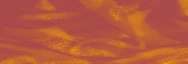 Katmanlı turuncu kumaşlı bulanık, dokulu desenli. Üst üste binen katlar, kumaşın sıcaklığını vurgulayan sanatsal bir akış ve derinlik yaratıyor.