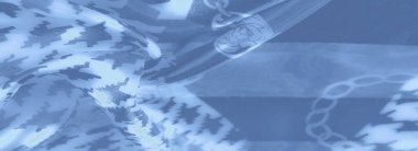 Mavi houndstooth desenli kumaş yumuşak kıvrımlı ve hafif zincir aksanlı modern tasarımı karmaşık detaylarla harmanlıyor. Çağdaş tekstil ilhamı için ideal.