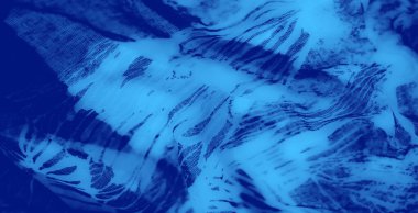 Görüntü: İnce dokuları ve sanatsal organik şekilleri olan soyut mavi bir tekstil, ince tonsal farklılıklar ve dinamik görsel etki için nazik kıvrımlarla iç içe geçmiş..