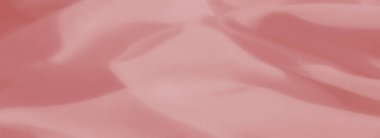 Yumuşak katları ve pürüzsüz dokuları olan yumuşak pembe kumaş bulanıklığı sakin ve zarif bir görünüm yaratıyor. Arkaplan ya da yaratıcı tasarım projeleri için ideal.