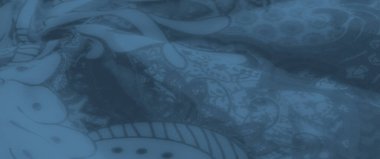 Sanatsal çiçek desenleri ve kıvrımlı desenler içeren bulanık mavi kumaş modern tasarımlar için akıcı ve dekoratif bir tekstil yaratıyor..