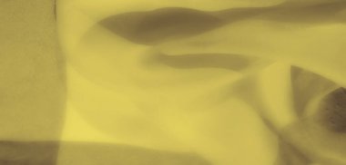 İnce kıvrımlı sarı kumaş bulanıklığı ve pürüzsüz, sakin bir dokusu var. Nazik sıcaklığın ve yumuşaklığın özünü yakalıyor. Sakin ve rahat görseller için ideal.