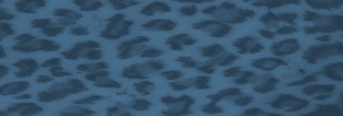 Hayvan desenli ve düğümlü püsküllü detaylı kumaş yüzeyi, pürüzsüz dokular ve çok yönlü ve şık bir tasarım için canlı desenler sergiliyor..