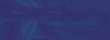 Bulanık, yumuşak mavi kumaş yapısı pürüzsüz kıvrımlar ve ince gölgeler sergiliyor. Dijital tasarımlar, sunumlar veya derinliği olan yüksek kaliteli görsel materyaller için ideal.