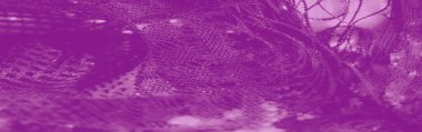 Bulanık - mor dantel kumaştan canlı bir yakın plan, karmaşık desenler ve hassas ağ dokusu içeriyor. Görüntü, materyalin ince detaylarını ve yumuşak kıvrımlarını vurgular.