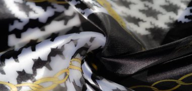 Turuncu kumaş sergilenen bulanık yakın plan beyaz çizgiler ve narin sarı çiçek desenleri. Canlı ama zarif bir tekstil detayını yakalar.