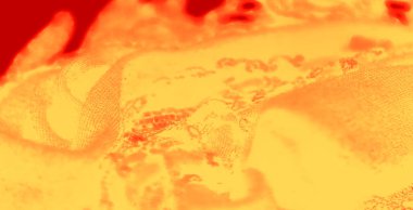 Görüntü, parlak sarı arkaplanın koyu kırmızı desenlerle birleşerek dinamik ve görsel olarak çarpıcı bir kumaş tasarımı yarattığını vurguluyor.