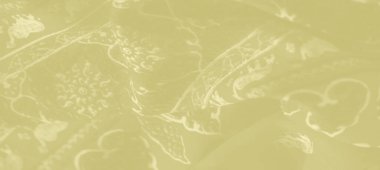 Görüntü: Fillerin ve soyut desenlerin karmaşık bir karışımı ile gösterişli altın kumaş, akıcı bir doku ve sanatsal kullanım için dekoratif cazibeye sahip.