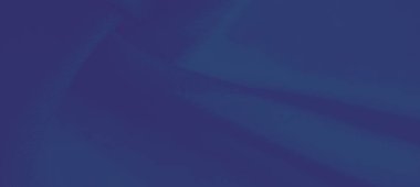 Yumuşak kumaşın koyu mavi kıvrımları, narin dokuları ve gölgeleri görüntüye derinlik ve cazibe katarak, sakin ve zarif bir görünüm yaratır..