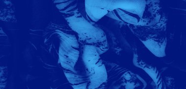 Derin mavi kumaşta soyut desenlerin bulanıklığı, yüksek çözünürlüklü detayları vurguluyor ve canlı modern tekstil tasarımı