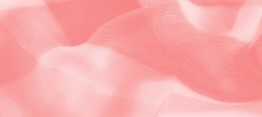 Bulanık katmanlı pembe kumaşlar, parlak iplikler, yumuşak dokular yakalıyor ve pastel esinlenilmiş güzel bir tekstil görünümünde parıldayan detaylar..