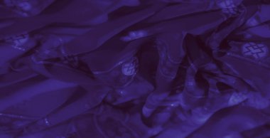 Karmaşık dekoratif desenleri olan, yumuşak kıvrımlar ve parıldayan dokularla güçlendirilmiş, lüks ve zarif bir etki yaratan zengin mor bir kumaş..