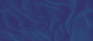 Görüntü, karmaşık bir mavi kumaş dokuması pürüzsüz doku ve rafine derinlik gösterir. Gölgeler ve gölgeler birbirine karışarak soyut ama uyumlu bir tekstil tasarımı oluşturur..