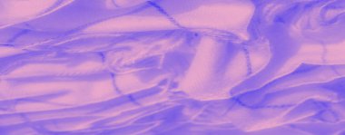 Bulanık - Hassas kumaş dokuları mor ve pembe renkleri, ince ışıklandırmalı yumuşak kıvrımları, soyut tekstil temaları veya tasarım ilhamı için mükemmel.