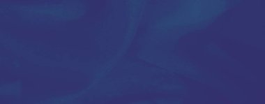 Bulanık, pürüzsüz mavi kumaş zemin. Karmaşık kıvrımları ve zengin tonlarıyla. Pürüzsüz ve akışkan malzeme herhangi bir görsel proje veya tekstil temasına zarafet katar.