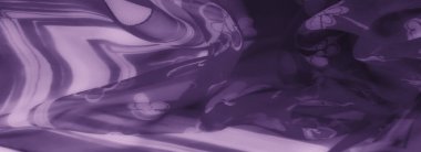 Çiçek motifleri ve ince çizgilerle süslenmiş lüks bir mor kumaş, yumuşak, dalgalı dalgalarda sanatsal bir ışık ve doku etkileşimi yaratıyor..