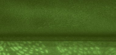 Bulanık, akışkan yeşil kumaş ve doğal yapraktan esinlenilmiş desen. Katlar ve katmanlar derinlik ve sakin bir görünüm yaratır, ışık yumuşak dokuları hafifçe aydınlatır..