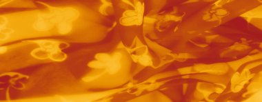 Sanatsal çiçek desenli yumuşak turuncu kumaş bulanıklığı. Yumuşak doku ve katmanlı kompozisyon moda veya dekor için zarif ve zamansız bir cazibe sunar.