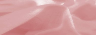 Pembe kumaş kıvrımları pürüzsüz yüzeyler ve ışık aksanlarıyla, zarif ve sofistike bir atmosferi çağrıştırıyor, tasarım projeleri veya sanatsal temalar için uygun..