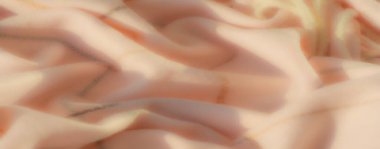 Bulanık, pembe kumaş ve çapraz çizgiler. Minimalist bir model yaratıyor. Yumuşak kıvrımlar ve gölgeler derinlik ekler, kumaşların zarifliğini arttırır..