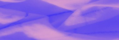 Yumuşak, akışkan kumaşın bulanık yakın çekimi, mavi ve pembe renkler, zarif bir spiral desen sergiliyor. Soyut tasarım ya da tekstil arka planı için mükemmel.