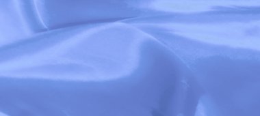 Karmaşık röfleler ve yumuşak kırışıklıklar ile bulanık saten benzeri mavi kumaş, yaratıcı projeler veya dekorasyon için lüks ve sofistike bir estetik ideal sunuyor.