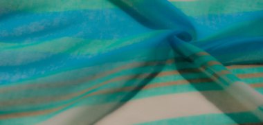 Yumuşak mavi kumaşın bulanık kıvrımları karmaşık dokuları ortaya çıkarıyor, lüks ve dingin bir estetik yaratıyor tekstil ve tasarım ilhamı için mükemmel.