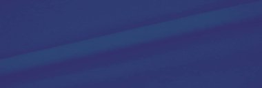 Yumuşak katları ve ince detayları ile bulanık mavi kumaş, sanatsal arka planlar ve çağdaş tasarımlar için sakin ve zarif bir görsel yaratıyor.