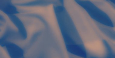 Bulanık, bu resim mavi kumaşın yumuşak, akışkan dokularını yakalıyor, zarif bir şekilde aydınlatılıyor, ince ışık onun ince kıvrımlarını ve ipeksi görünümünü vurguluyor.